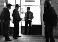 <div>Renato Salvatori, Luchino Visconti e Corrado Pani durante la lavorazione del film</div>
<div>Foto di Giovan Battista Poletto</div>
<div><br />
</div>
<div>La scena fu tagliata durante il montaggio del film</div>